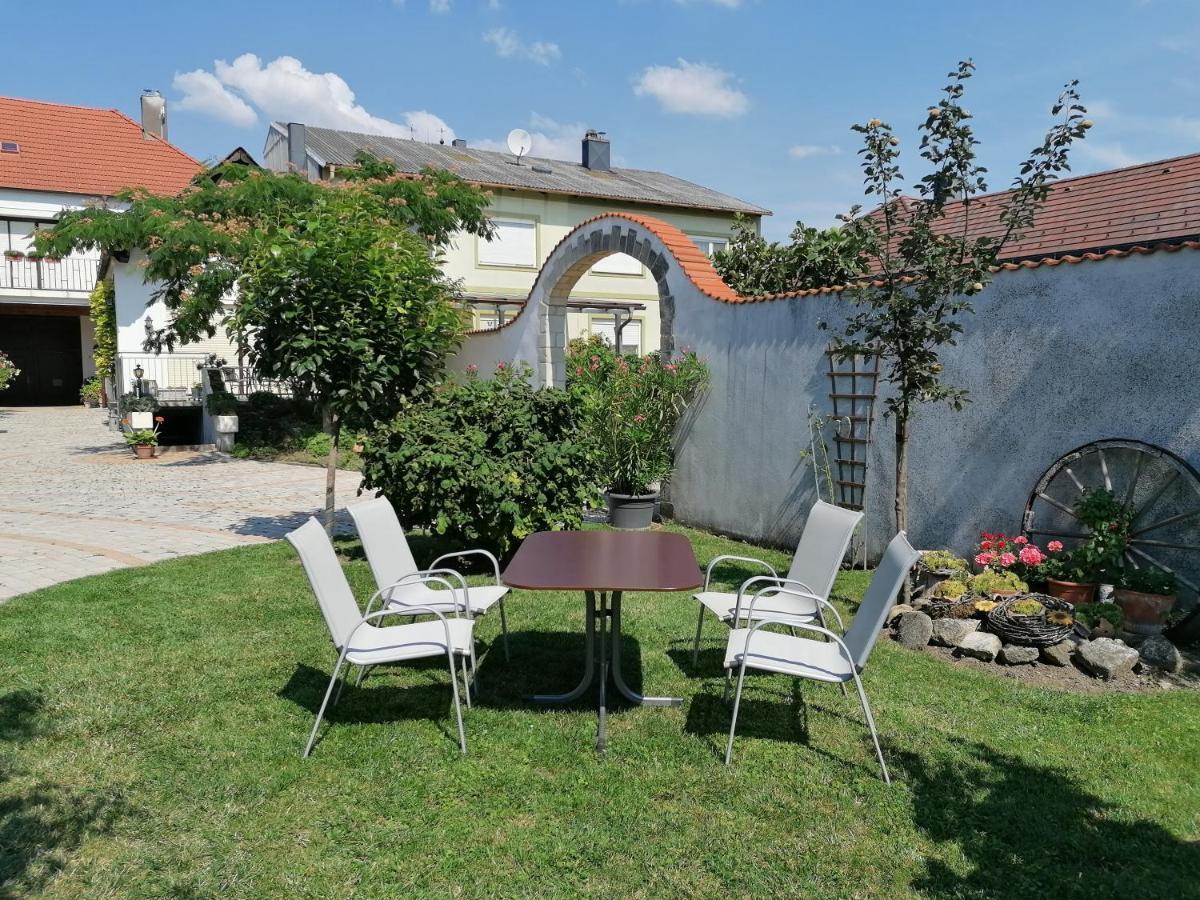 Gaestehaus Anita Breitenbrunn  Bagian luar foto
