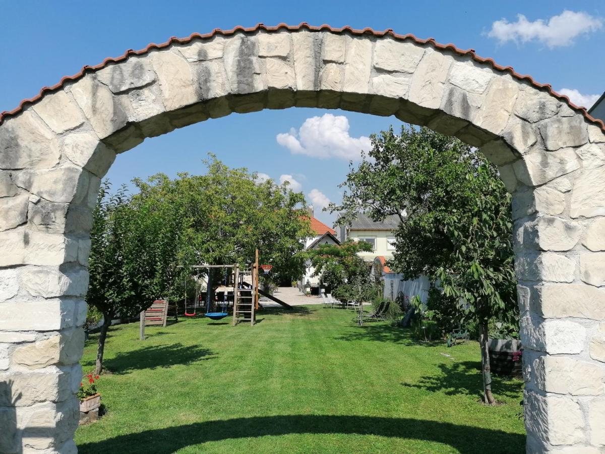 Gaestehaus Anita Breitenbrunn  Bagian luar foto