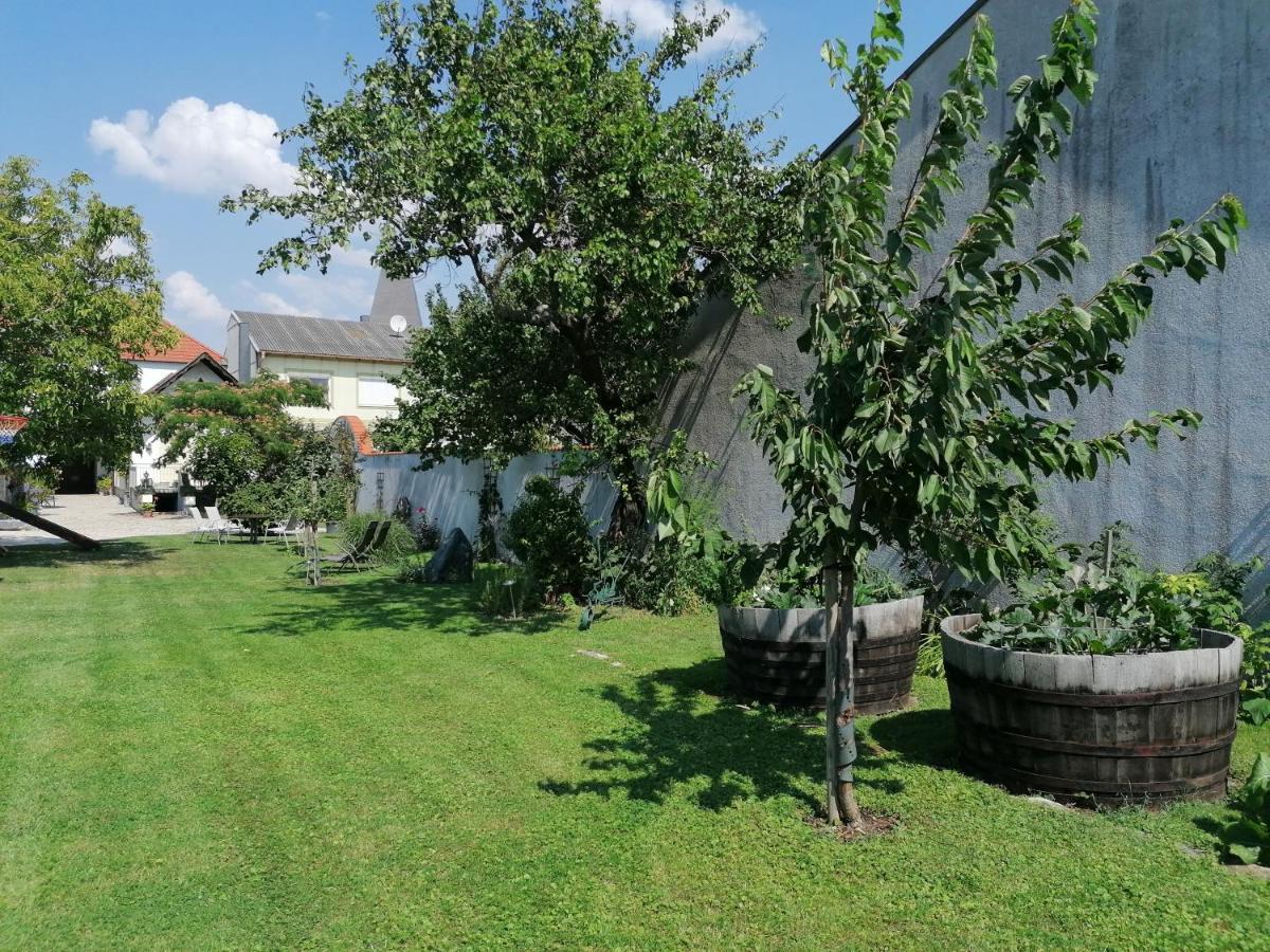 Gaestehaus Anita Breitenbrunn  Bagian luar foto